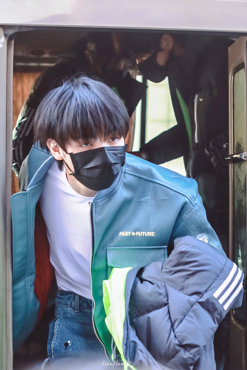 It’s missing Luo Yizhou hours again, hope all the preparation for his graduation drama goes well! 💚
Cr. ·HanHan·W
#LuoYizhou #罗一舟