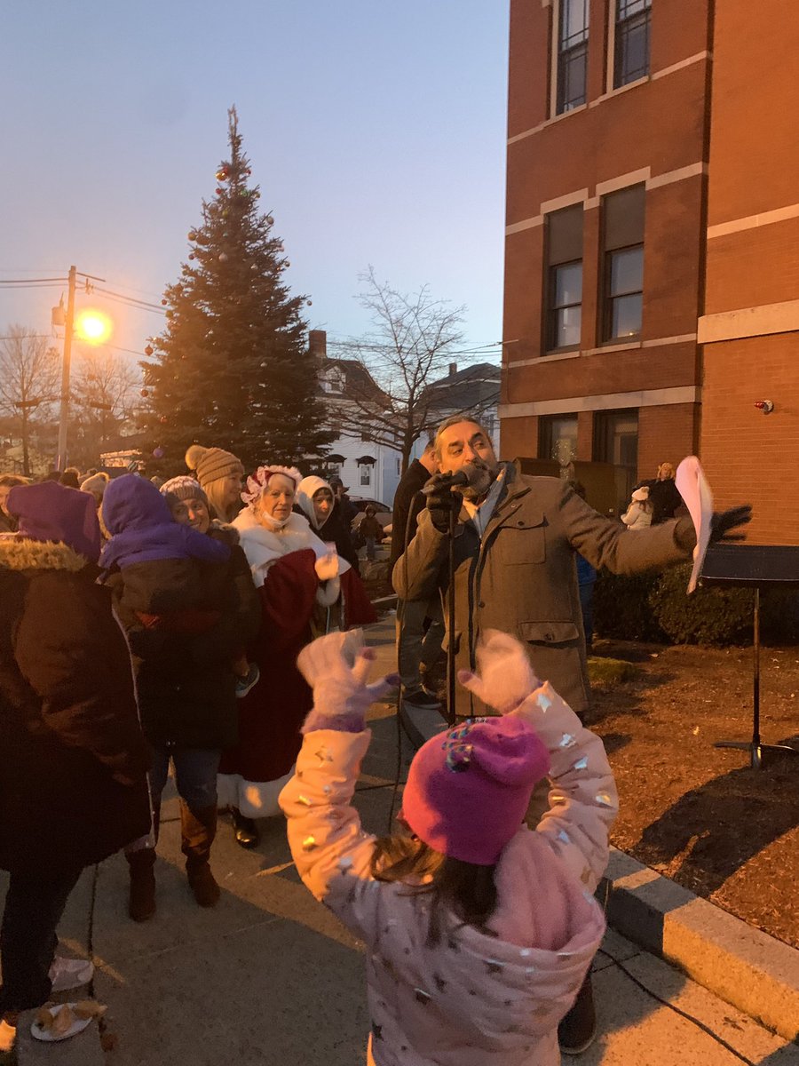 Carrolltigers13's tweet photo. A great time had by all! Mr. Vasconcelos and the Carroll Chorus…bravo🐯🎤🎼🎄❤️ https://t.co/exUlKeI5Yh