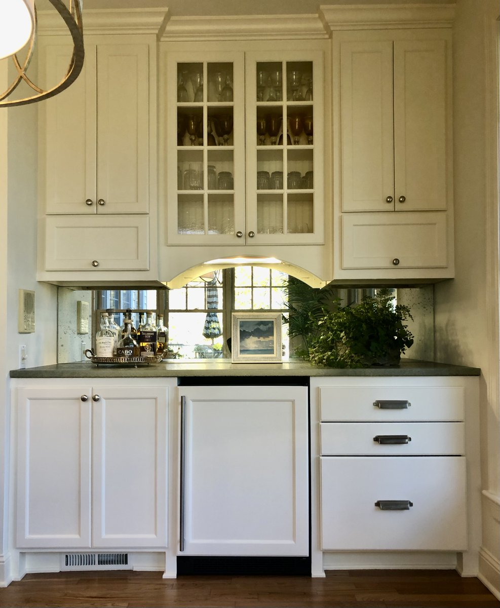 GlassArtDesign_'s tweet photo. Let's raise a glass for this beverage bar. The countertops are made of our exclusive EcoLuxe 100% recycled glass that gives it character &amp; personality. Our antique mirror opposite the windows, it takes advantage of natural lighting from outside that expands the view. https://t.co/RilKytkYqa
