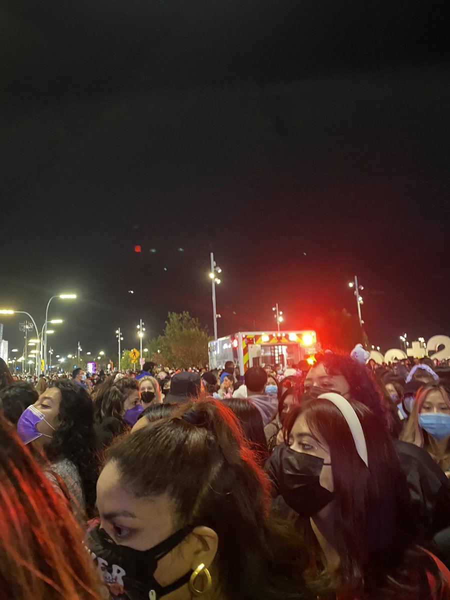 EUPH0RI4NA's tweet photo. Se llevarán a una army al hospital que ya estaba dentro del estadio, no sabemos que pasó https://t.co/nVvMJmS522