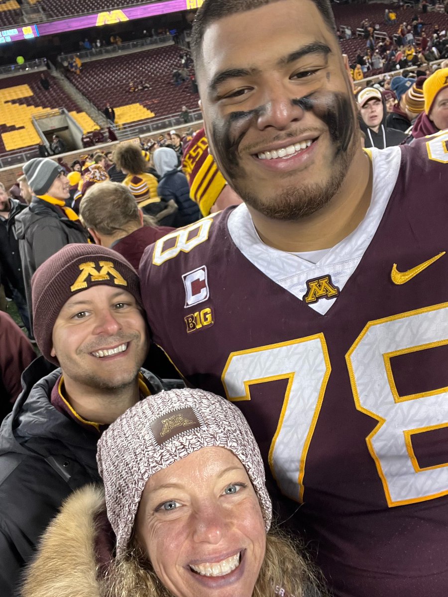 jim_schweigert's tweet photo. Stormed the field with @jendoestri, @DanielFaalele_ and @chrisautmanbell! #BeatWI #Axe #SkiUMah https://t.co/dQnkBYgDpp