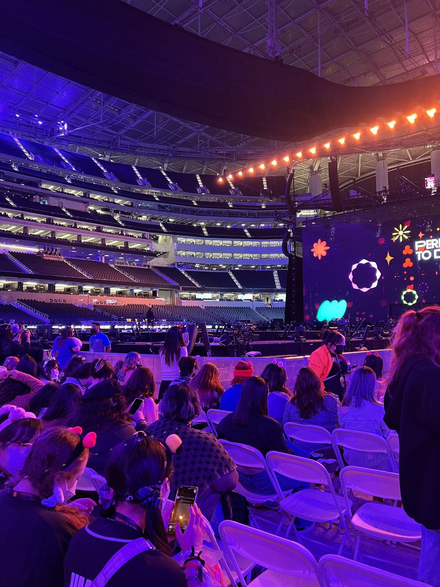 btaigooo's tweet photo. 📄 INFORMACIÓN

— Así se ve el SoFi Stadium por dentro, a poco más de una hora para que el concierto comience¡! 

@BTS_twt | #PTD_ON_STAGE_LA #BTS https://t.co/auf8DUlH7u