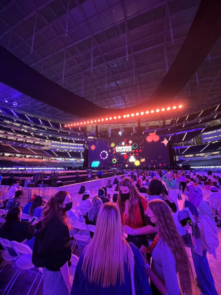 btaigooo's tweet photo. 📄 INFORMACIÓN

— Así se ve el SoFi Stadium por dentro, a poco más de una hora para que el concierto comience¡! 

@BTS_twt | #PTD_ON_STAGE_LA #BTS https://t.co/auf8DUlH7u