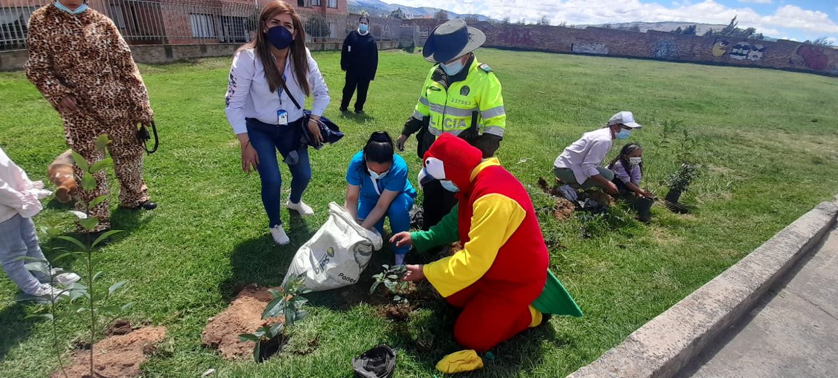 PoliciaMTunja's tweet photo. El grupo de protección ambiental y ecológica #METUN, realizó acompañamiento a la jornada "urbaser en tu barrio" donde se llevaron actividades lúdico recreativas sembrando cerca de 200 🌳, sensibilizandolos sobre la protección del medio ambiente y recursos naturales. https://t.co/ucgDLiVtvC