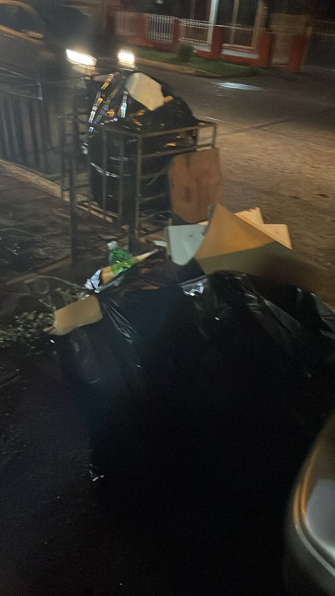 AlexaBatista's tweet photo. Se denuncia @denunciapma al personal de @revisalud ya que los mismos en él área de San Antonio Calle Urraca #1 tienen dos ocasiones en donde no recogen la basura alegando que hay que pagarles para que se la recojan y si no le dan dejan la basura y siguen de largo https://t.co/utXUjVunij