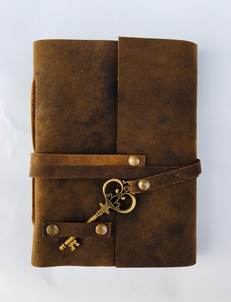 Vintage leather journal with a key
#KEY #leather #leathernotebook #journal #USA #MadeInIndia