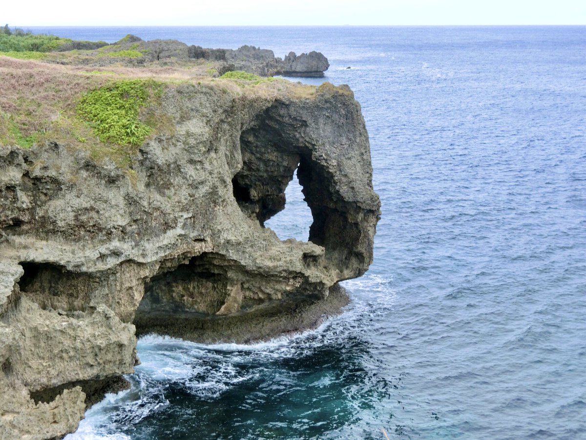 写真は故郷沖縄の万座毛なのだけれど、フランスにかぶれている人間は、一瞥してモネやクールベの描いたエトルタを思い浮かべるに違いない。類を炙り出すいい写真。

参考までに、モネのマンヌポルト、アヴァルからの眺め。
Claude Monet - Manne-Porte, Étretat [1885] ©︎Gandalf's Gallery  