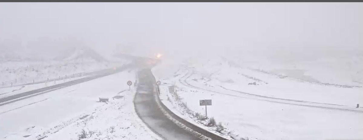PhLesenechal's tweet photo. Prudence ce matin, sur la #RN79 et l’#A71 dans le secteur de Montmarault et du Montet, nos équipes traitent les chaussées pour votre sécurité 🌨 #aprr @AutorouteINFO @Prefet03 @lamontagne_fr https://t.co/q4nrCx4AYE
