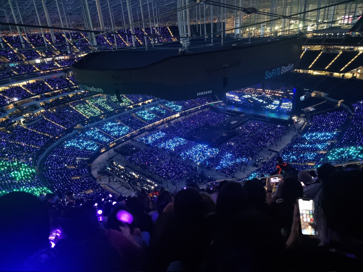 Я так рада была снова видеть этот бескрайний фиолетовый океан! 😭Спасибо тем Арми, которые не забывали про нас и делились происходящим! We purple you! 💜💜 #BTSSoFiStadium #BTSARMY 

Photo cr. AmyRG06