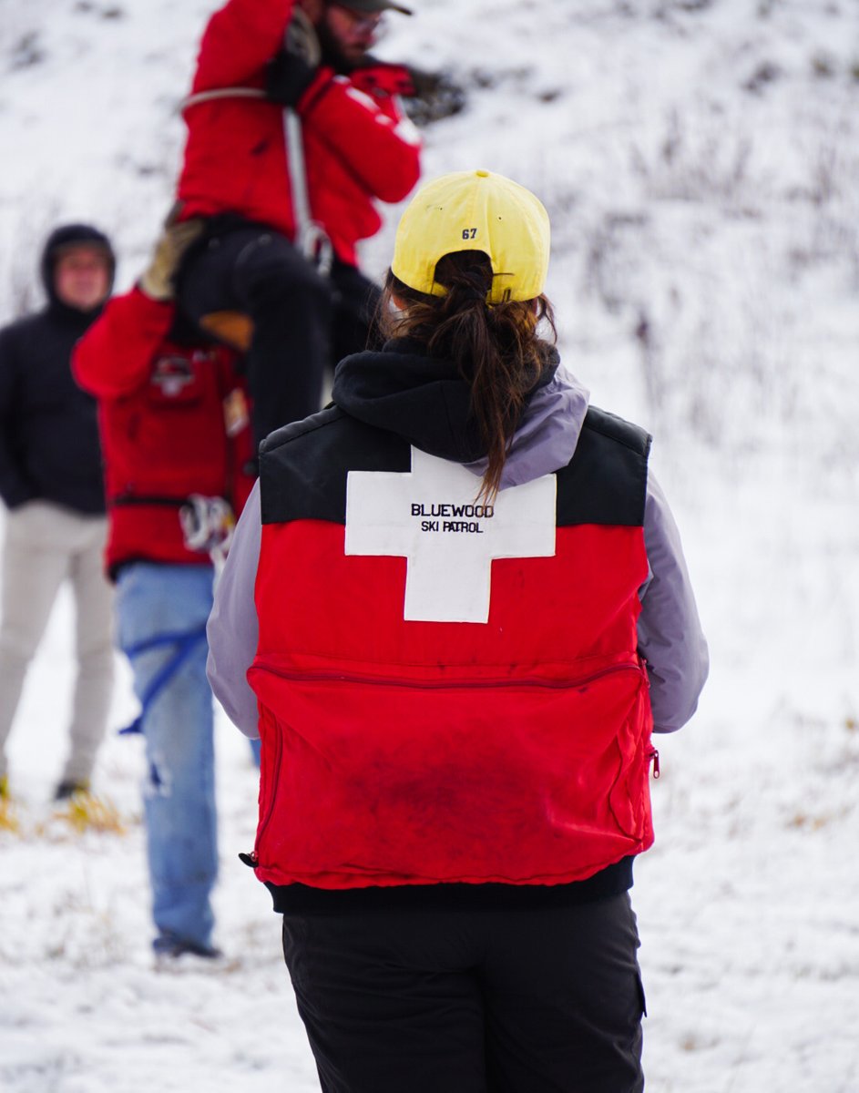 skibluewood's tweet photo. Let's hear it for Bluewood Ski Patrol. These pros train to be prepared for the unlikely event that a chairlift would need to be evacuated. Bluewood Ski Patrol, we're so thankful for you.
#bluewoodskipatrol #thankyou #thebest #skipatrol #bluewood #skibluewood #pnw https://t.co/x3T54URyUa