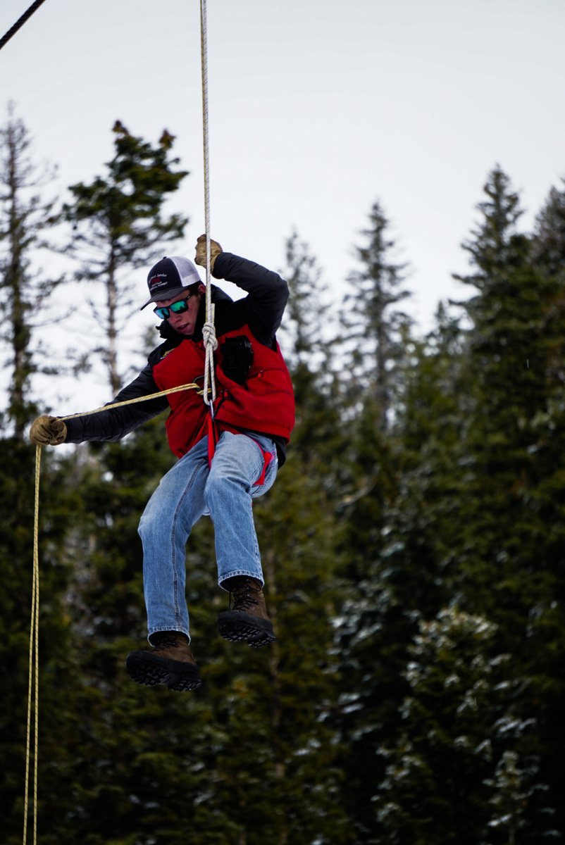 skibluewood's tweet photo. Let's hear it for Bluewood Ski Patrol. These pros train to be prepared for the unlikely event that a chairlift would need to be evacuated. Bluewood Ski Patrol, we're so thankful for you.
#bluewoodskipatrol #thankyou #thebest #skipatrol #bluewood #skibluewood #pnw https://t.co/x3T54URyUa