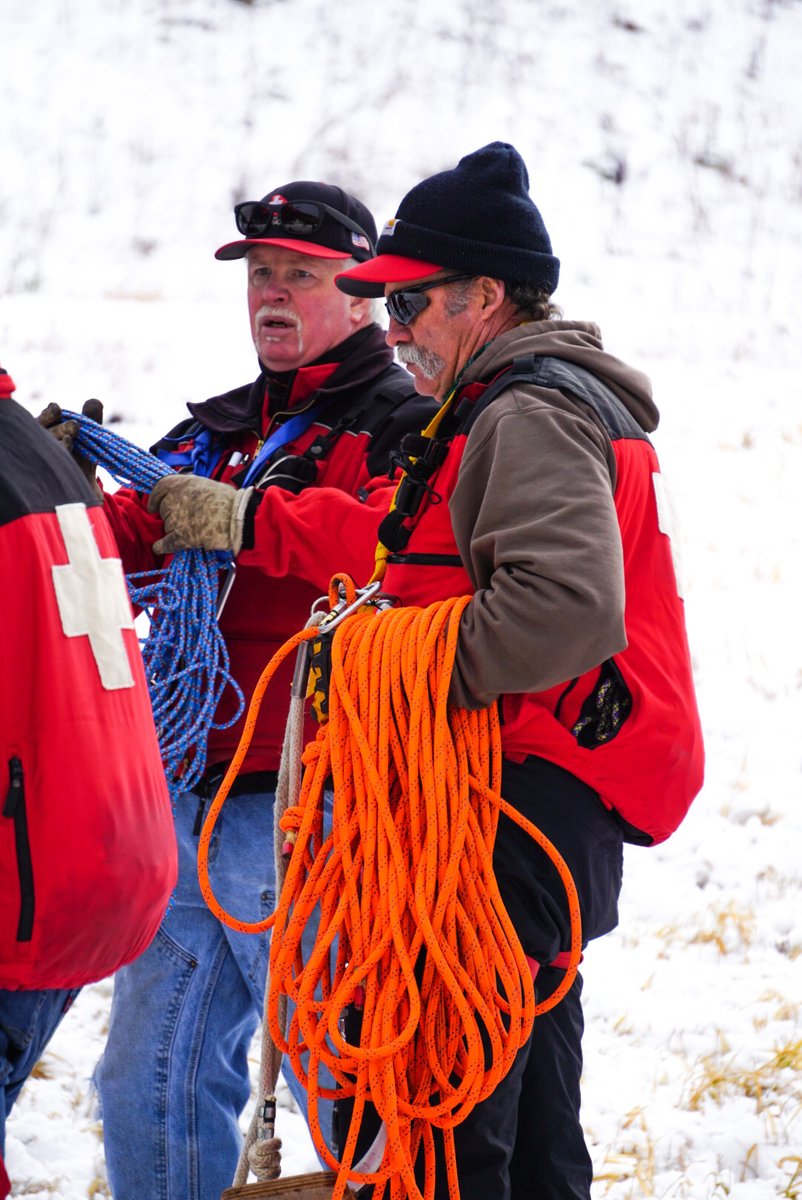 skibluewood's tweet photo. Let's hear it for Bluewood Ski Patrol. These pros train to be prepared for the unlikely event that a chairlift would need to be evacuated. Bluewood Ski Patrol, we're so thankful for you.
#bluewoodskipatrol #thankyou #thebest #skipatrol #bluewood #skibluewood #pnw https://t.co/x3T54URyUa