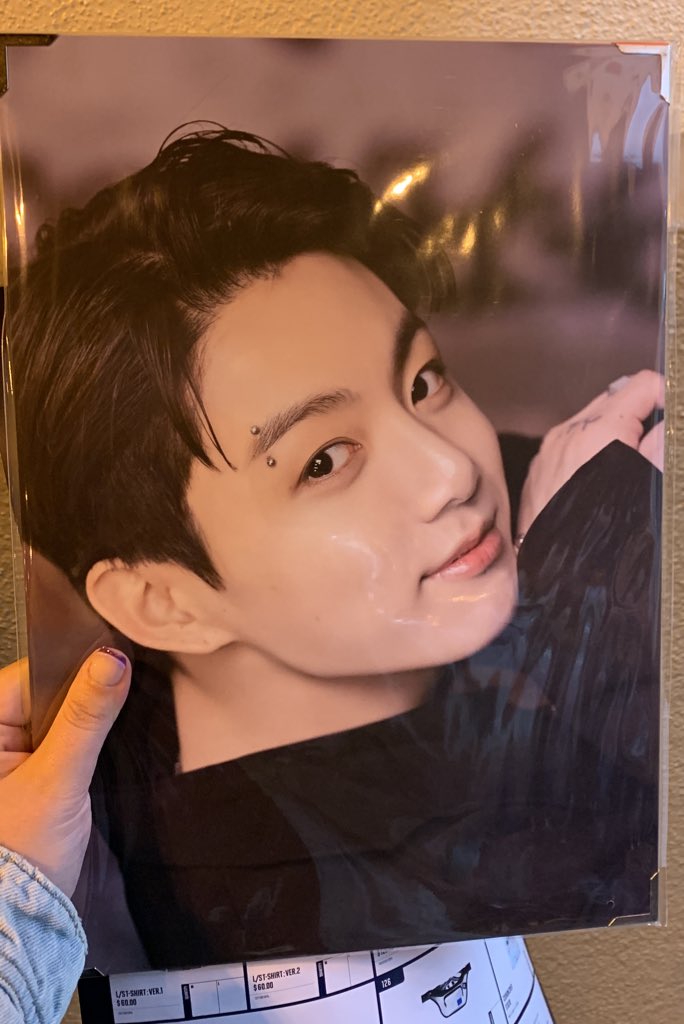purpleanna7's tweet photo. Me he llevado el último 😭 #BTSCONCERT #BTS #PTD_ON_STAGE_LA #BTSARMY #FirstConcertBTS_LA #BTSinLA #JUNGKOOK https://t.co/gfh4VqbgwL