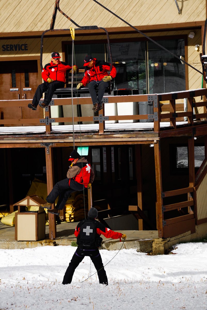 skibluewood's tweet photo. Let's hear it for Bluewood Ski Patrol. These pros train to be prepared for the unlikely event that a chairlift would need to be evacuated. Bluewood Ski Patrol, we're so thankful for you.
#bluewoodskipatrol #thankyou #thebest #skipatrol #bluewood #skibluewood #pnw https://t.co/x3T54URyUa