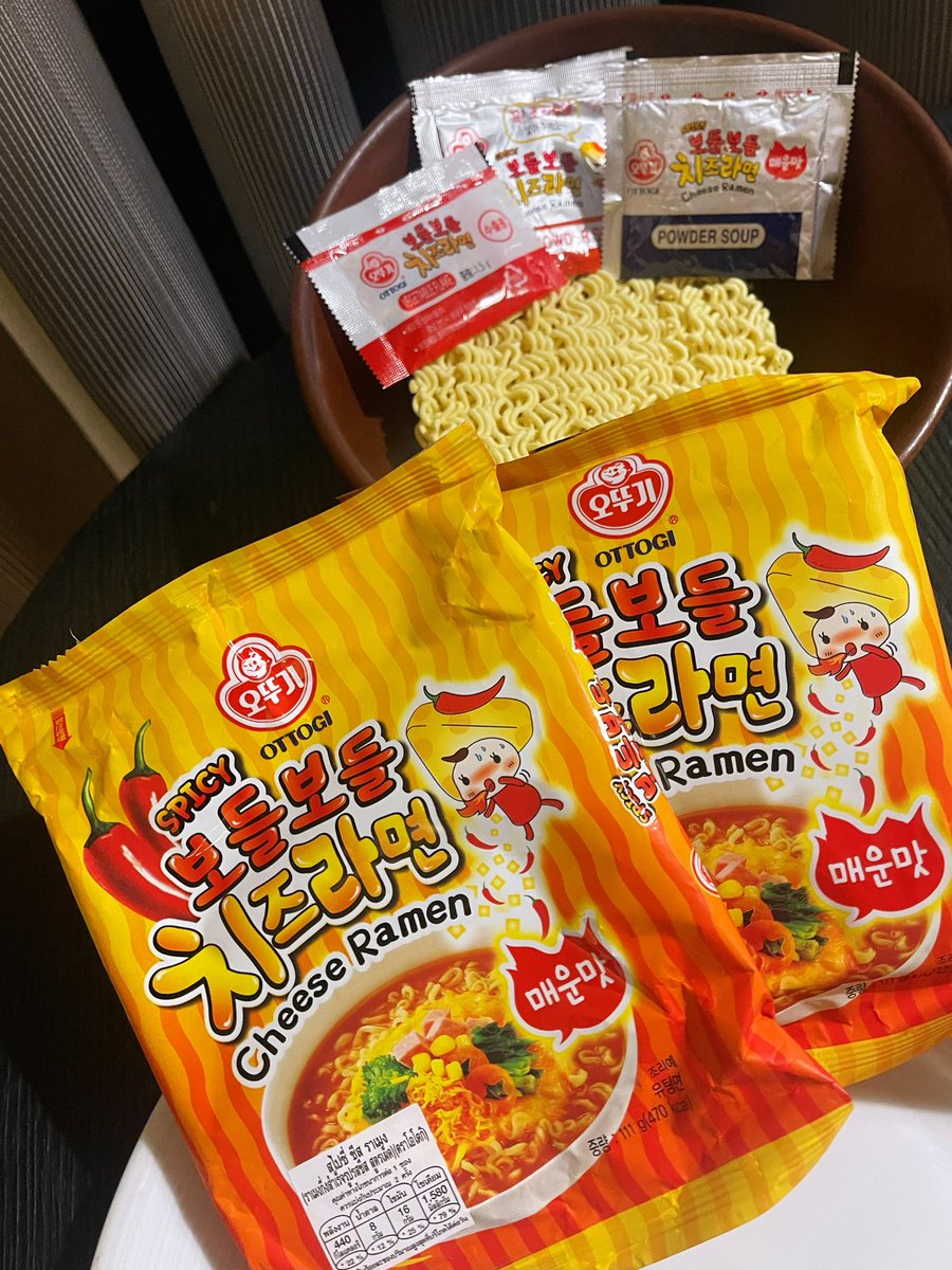 loogjun2543's tweet photo. หิวๆยามดึก ไม่รู้จะทานอะไรดี มาทางนี้เลย 🎉
 
บอกเลยว่าสายชีสห้ามพลาด🍜🧀
#Ottogi #OttogiThailand #โอโตกิแบรนด์นี้การันตีความอร่อย
 
สั่งทางออนไลน์ก็ได้นะ
Lazada: https://t.co/GDhIaZSUF6
Shopee: https://t.co/CSkODKsECT
Line: https://t.co/FxcGYyV6ZD https://t.co/tvgpWGKuXF