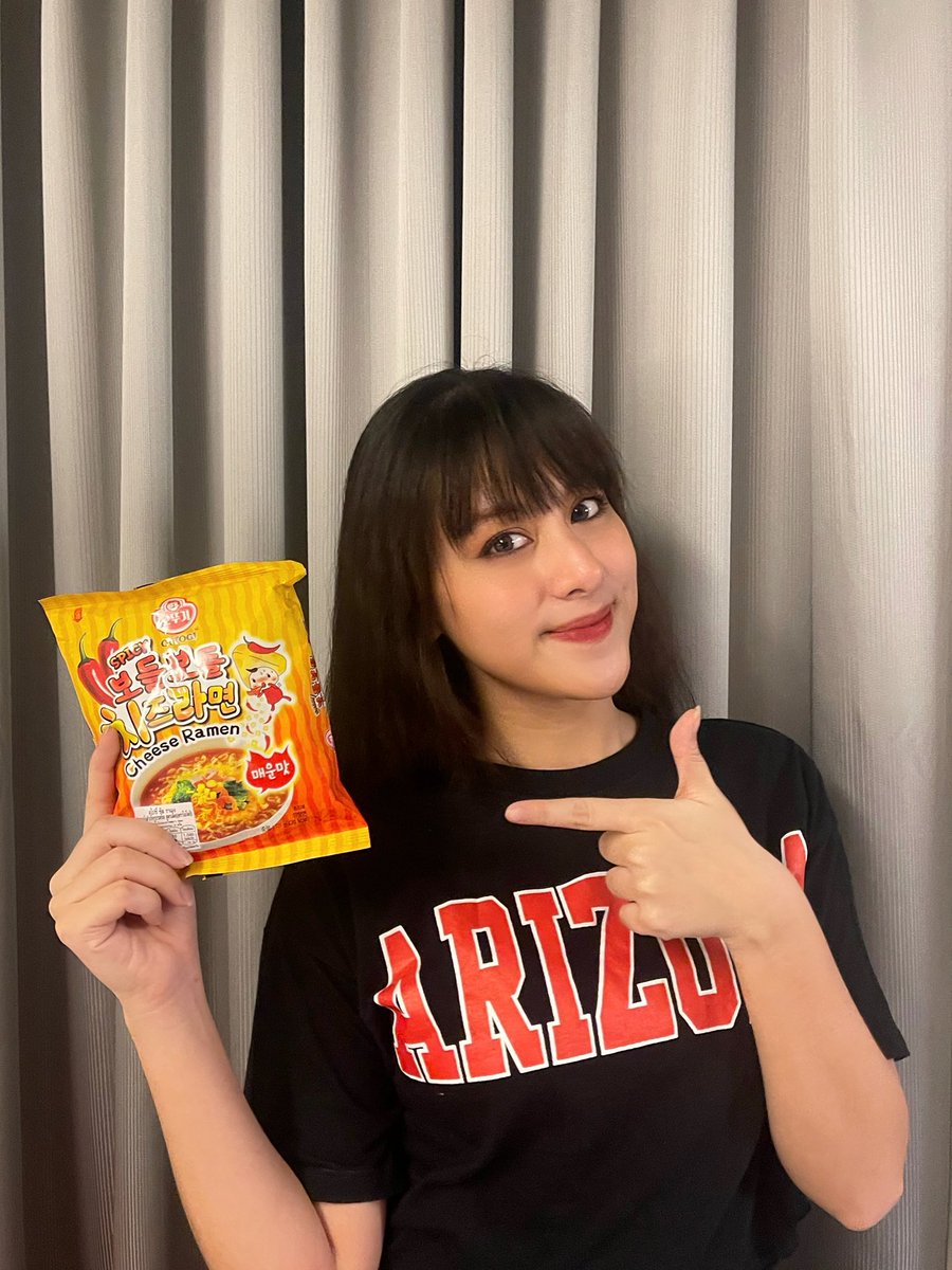 loogjun2543's tweet photo. หิวๆยามดึก ไม่รู้จะทานอะไรดี มาทางนี้เลย 🎉
 
บอกเลยว่าสายชีสห้ามพลาด🍜🧀
#Ottogi #OttogiThailand #โอโตกิแบรนด์นี้การันตีความอร่อย
 
สั่งทางออนไลน์ก็ได้นะ
Lazada: https://t.co/GDhIaZSUF6
Shopee: https://t.co/CSkODKsECT
Line: https://t.co/FxcGYyV6ZD https://t.co/tvgpWGKuXF