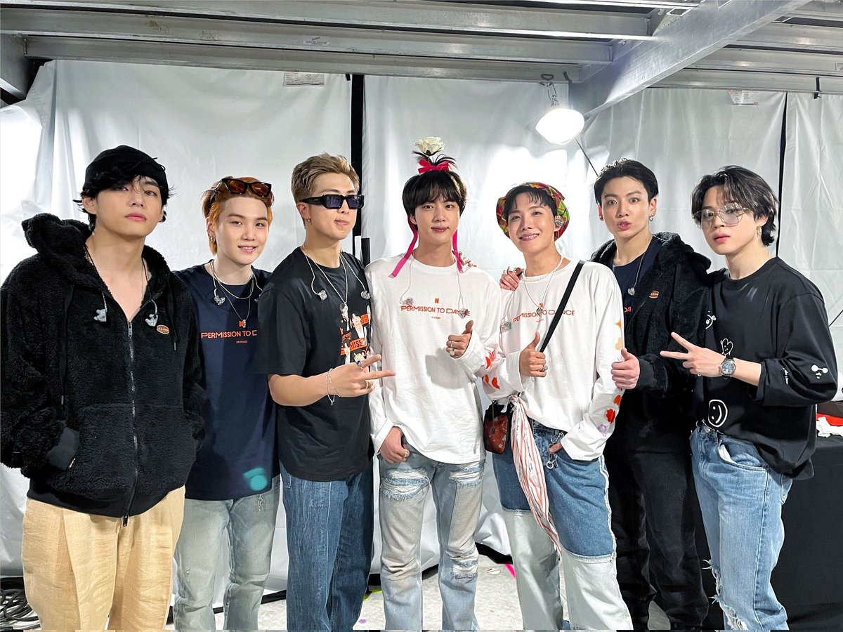 BTS_twt_Bighitt's tweet photo. Good night 아미 😚
@BTS_twt 은 내일도 이 자리에서 아미 여러분들을 기다리고 있겠습니다! 또 만나요 아미! https://t.co/hXymlosKbu
