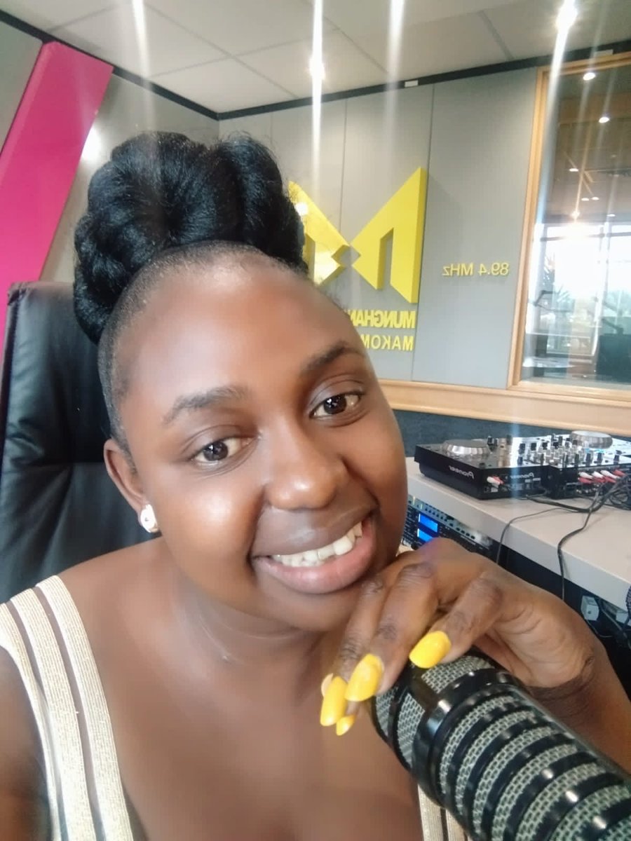 Munghana's tweet photo. [Emoyeni] #Lathela na @ChaukeMathilda Chaubae, Chauchakalaka,Chauhinkwaswo.Hiku tisela vunanga lebyi kandiyisiweke entshungwini tinjamba ehenhla ka tinjamba.Eka awara yo hetelela(11:20) hitava hiku tisela @mashsarila  thwii eka swiyenge swa mabulu swa hina #MakombaNdlela https://t.co/RObtQeeWE2
