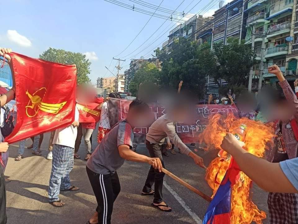 Chanapai247's tweet photo. Near the #Tarmwe market of Yangon , anti-junta flash-mob strike of young activists from Yangon was seen on Nov 28.
#POSCO_StopSponsoringSAC
#Nov28Coup
#WhatsHappeningInMyanmar https://t.co/LZzN6l3g3O