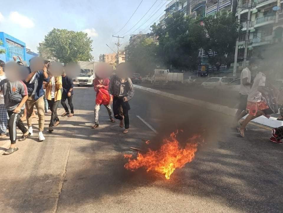 Chanapai247's tweet photo. Near the #Tarmwe market of Yangon , anti-junta flash-mob strike of young activists from Yangon was seen on Nov 28.
#POSCO_StopSponsoringSAC
#Nov28Coup
#WhatsHappeningInMyanmar https://t.co/LZzN6l3g3O