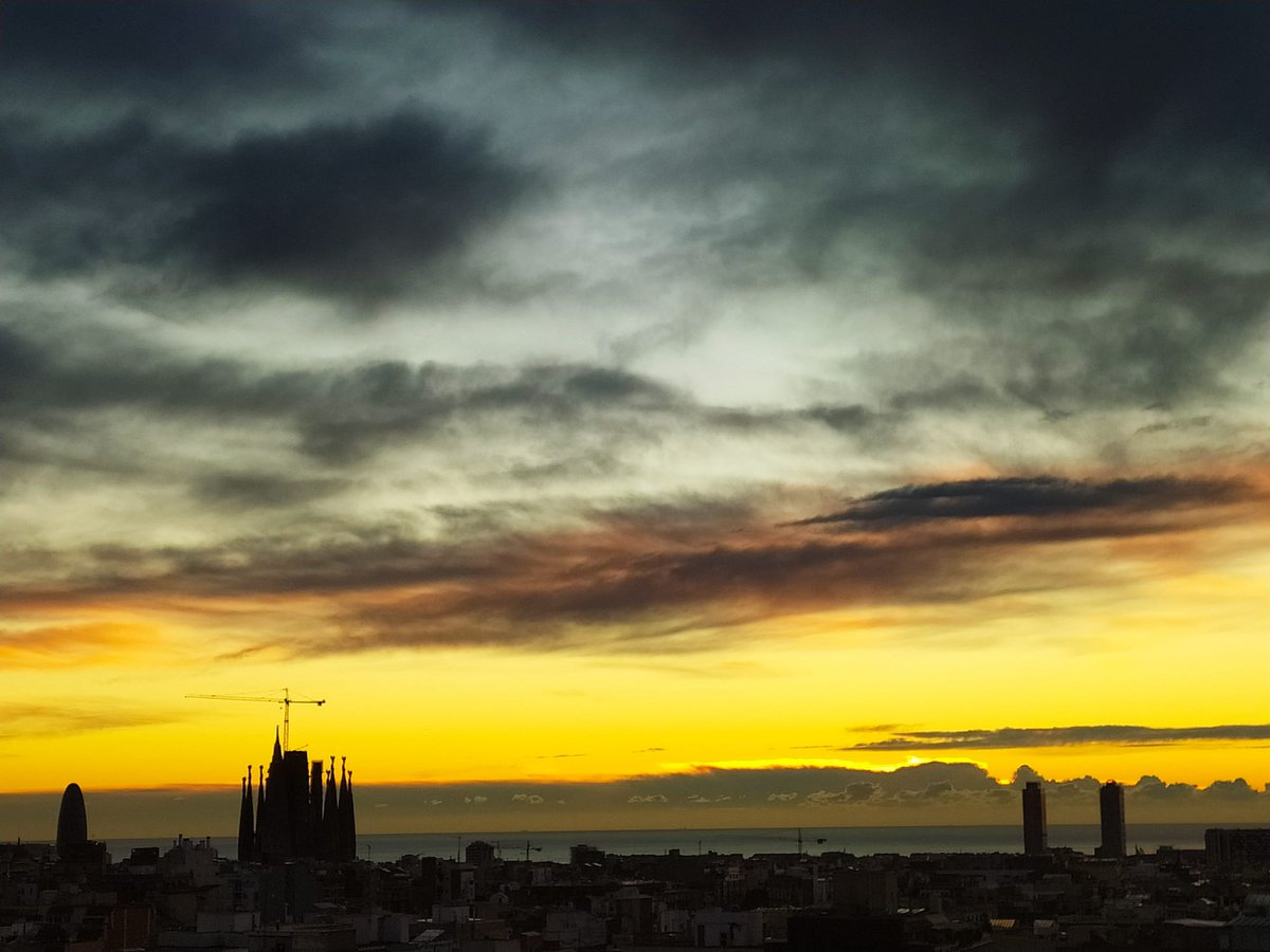 XG7AV's tweet photo. Pau i Amor #BonDia #Barcelona #Catalunya #World #SagradaFamilia #Sun #Sunrise #Moon #PeaceAndLove #GoodMorning #BCN https://t.co/3y5N4cBbeX