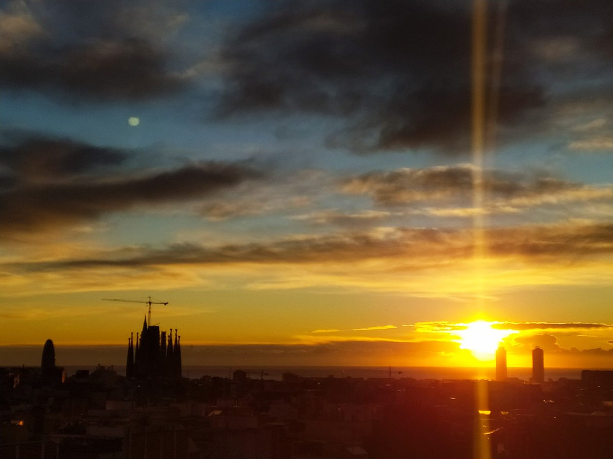 XG7AV's tweet photo. Pau i Amor #BonDia #Barcelona #Catalunya #World #SagradaFamilia #Sun #Sunrise #Moon #PeaceAndLove #GoodMorning #BCN https://t.co/3y5N4cBbeX