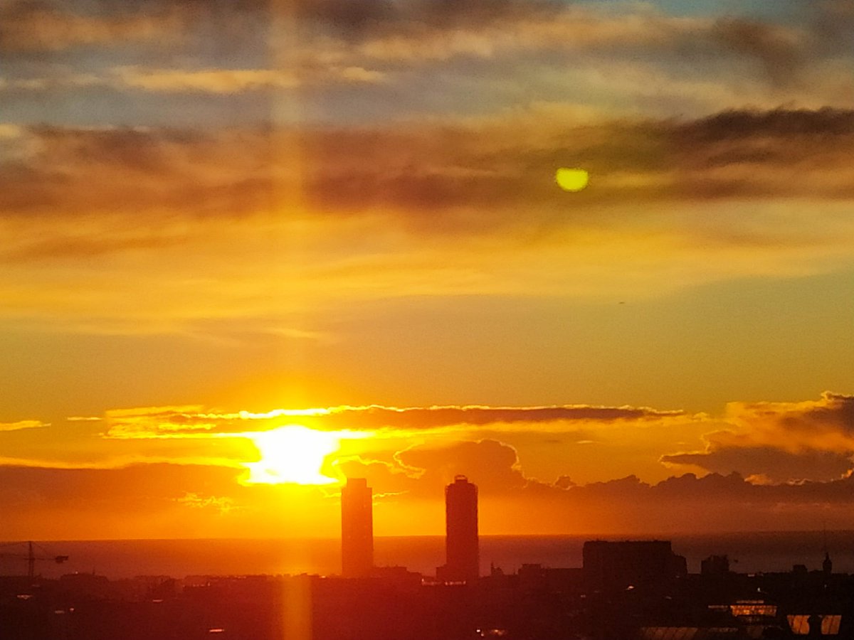 XG7AV's tweet photo. Pau i Amor #BonDia #Barcelona #Catalunya #World #SagradaFamilia #Sun #Sunrise #Moon #PeaceAndLove #GoodMorning #BCN https://t.co/3y5N4cBbeX