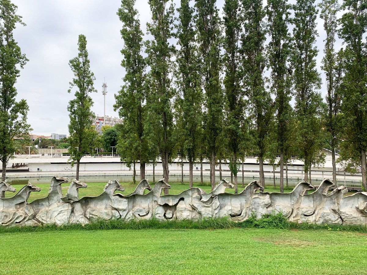 Bcnsingular's tweet photo. Els 'Cavalls desbocats' del Parc de la Trinitat, una obra molt atractiva de l'escultor barceloní Joaquim Ros i Sabaté (1993), autor també del monument a Dalí de Cadaqués i del Charlie Rivel dels jardins de Joan Brossa #TrinitatVella https://t.co/OT05mOZyWu