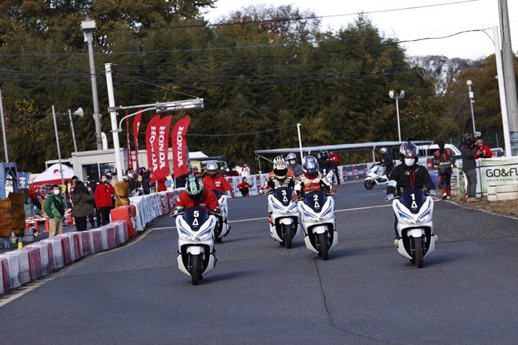TProInnovation1's tweet photo. 【2021 ATLEDcup 第1回大会】
昨日は #秋ヶ瀬サーキット にて、第1回ATLEDcup を開催しました🛵🔋
安全に⛑楽しく😆エコ🌱な新しいモータースポーツのレースとして #PCXe の耐久レースに #ティープロ ファミリーが集結!皆さんありがとうございました!
#ATLED #ATLEDcup #Honda #電動バイク #エコ https://t.co/zkurdOgPw8