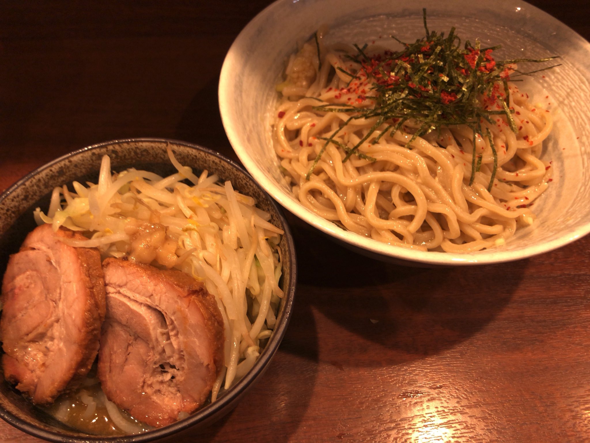 ネコタクサン 新杉田 づかちゃん で塩パタン にんにく少なめか普通か迷ったけど 一口食べてそんな悩みは全く無意味だったと悟った 麺に絡まるタレ自体が にんにくを塩ダレで最高に美味く食べるために設計されているのだ 前回食べたノーマルの パタン