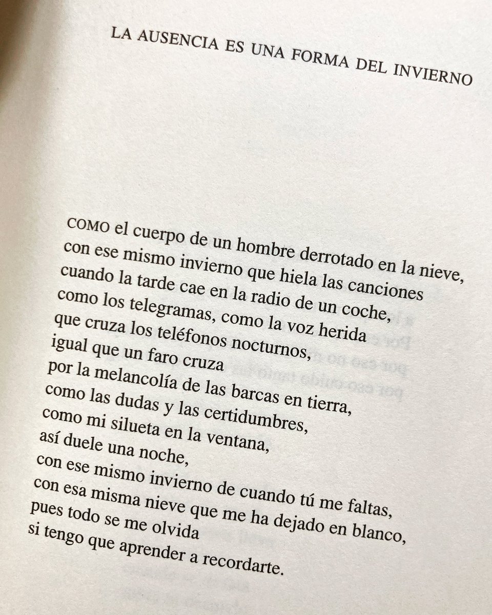 “La ausencia es una forma del invierno” es un poema de Luis García Montero incluido en “Completamente viernes” (1998). 
El libro está dedicado “A Almudena” así que estos versos pueden servir como una hermosa despedida. 
Aunque duela como un corazón helado.
