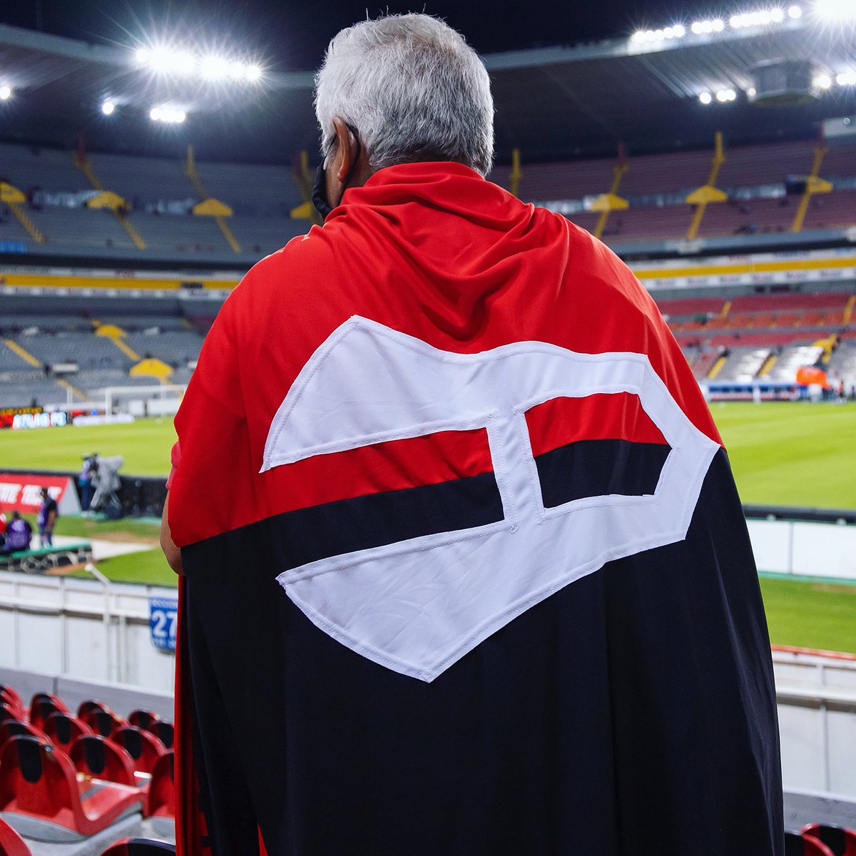 RMorenoCANCHA's tweet photo. Felicidades a la afición del @AtlasFC en especial a @Dulce_Moncada a quien tendré que aguantar toooda la semana 
👍👍👏👏

#Atlas #AtlasvsRayados #atlasfc #AtlasCampeon #Rojinegros https://t.co/EIpmNgj3zZ