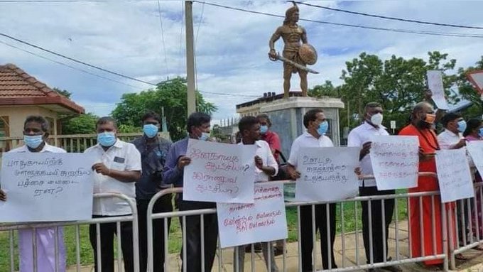 SirakukalT's tweet photo. முல்லைத்தீவு பிராந்திய  ஊடகவியலாளர் விஸ்வலிங்கம் விஷ்வசந்திரன் சிறிலங்காப் படைகளால் தாக்கப்பட்டதை எதிர்த்து இன்று முல்லைத்தீவில் கண்டனப் போராட்டம் நடைபெற்றது! https://t.co/ZUVMWT1EbX
