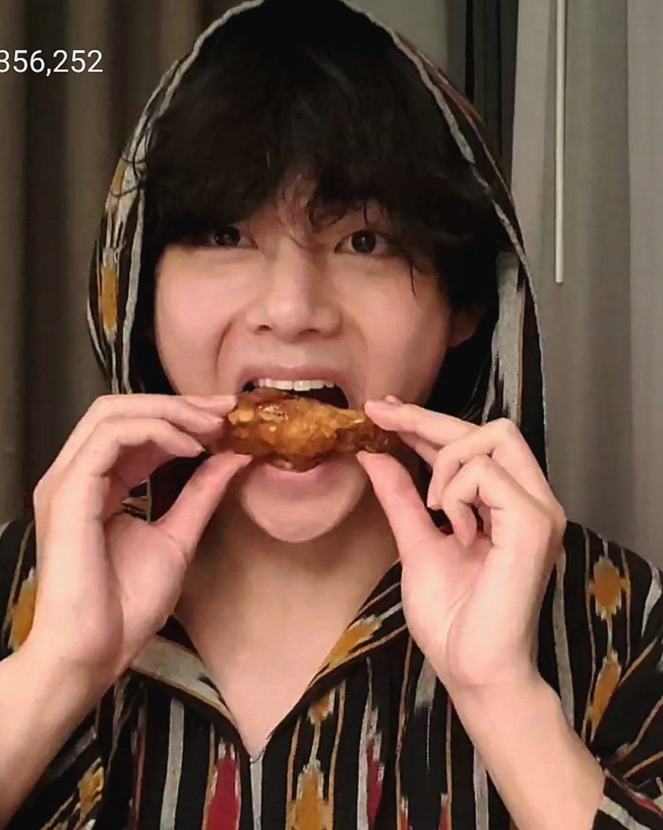 sk__ph's tweet photo. กิงไก่มั้ยๆ น้องแทจะแบ่งให้พี่ๆจะกิงมั้ย น้องแบ่งๆ ไม่กินน้องกิงแย้วน้าาา💗🥺
#방탄소년단 #BTSV https://t.co/V32m0xdbCj