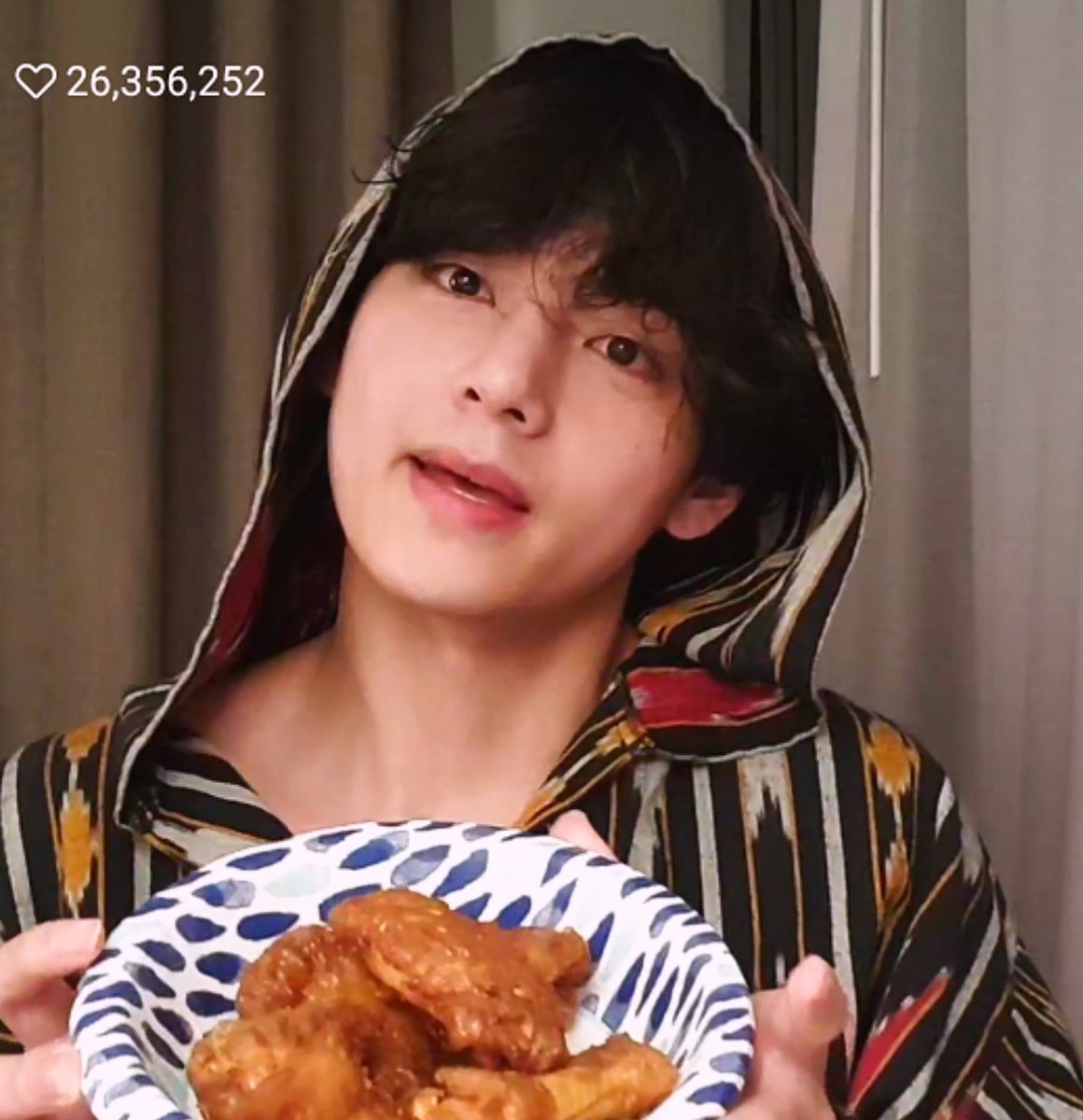 sk__ph's tweet photo. กิงไก่มั้ยๆ น้องแทจะแบ่งให้พี่ๆจะกิงมั้ย น้องแบ่งๆ ไม่กินน้องกิงแย้วน้าาา💗🥺
#방탄소년단 #BTSV https://t.co/V32m0xdbCj