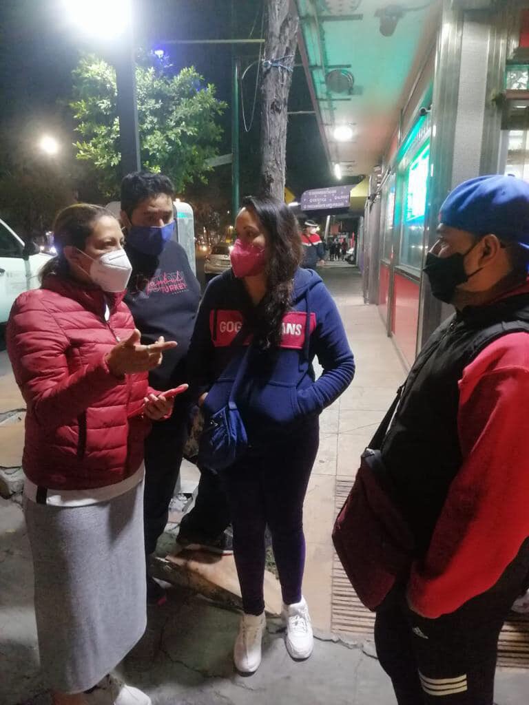 evelyn_parraA's tweet photo. En la Av. 8 con vecinas y vecinos atendiendo su solicitud de poner orden en el transporte público y escucho otras peticiones. Mantendremos contacto directo. Seguimos trabajando. 

#EvelynParraAlcaldesa
#LaExperienciaContinúa
#VCarranza
#EscudoVC https://t.co/3tuMVTBYxv