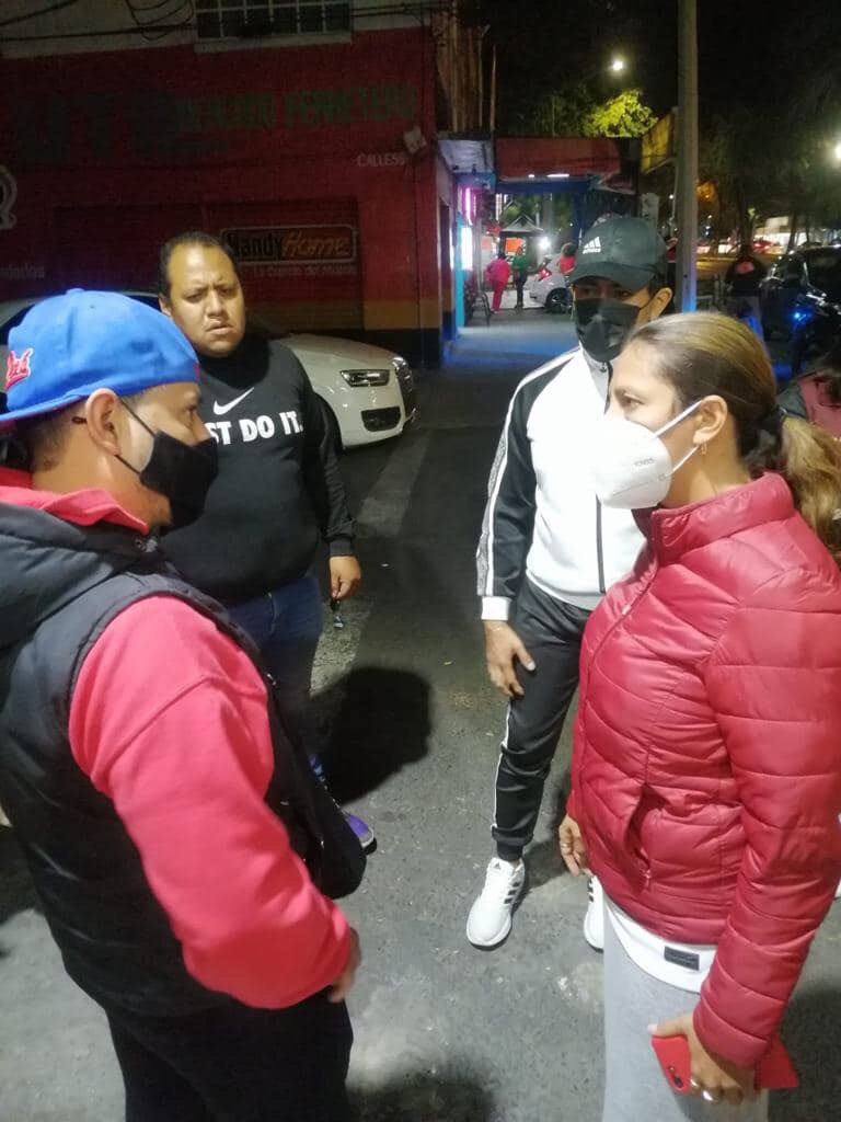 evelyn_parraA's tweet photo. En la Av. 8 con vecinas y vecinos atendiendo su solicitud de poner orden en el transporte público y escucho otras peticiones. Mantendremos contacto directo. Seguimos trabajando. 

#EvelynParraAlcaldesa
#LaExperienciaContinúa
#VCarranza
#EscudoVC https://t.co/3tuMVTBYxv