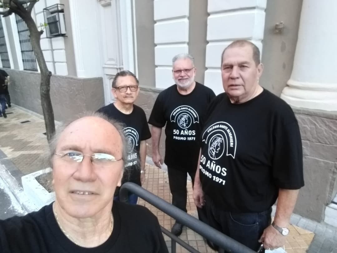 golazotropical1's tweet photo. #50años #Promo71 #DanteAlighieri
Un reencuentro curativo.Volver a vernos despues de 4 décadas con compañeros de la Primaria (caso mio) esla mejor medicacion para cualquier enfermedad.
Volver al Colegio y recorrer sus instalaciones, nos ubica mentalmente en la bella niñez escolar. https://t.co/C8yVtNBdDP