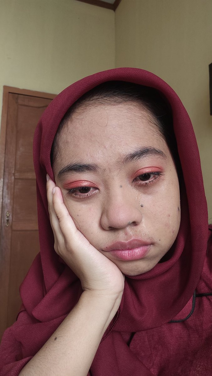 aasin_'s tweet photo. Make up udah setengah jadi, tibatiba doi ngchat ga jadi jalan. https://t.co/diSoeg0X9P