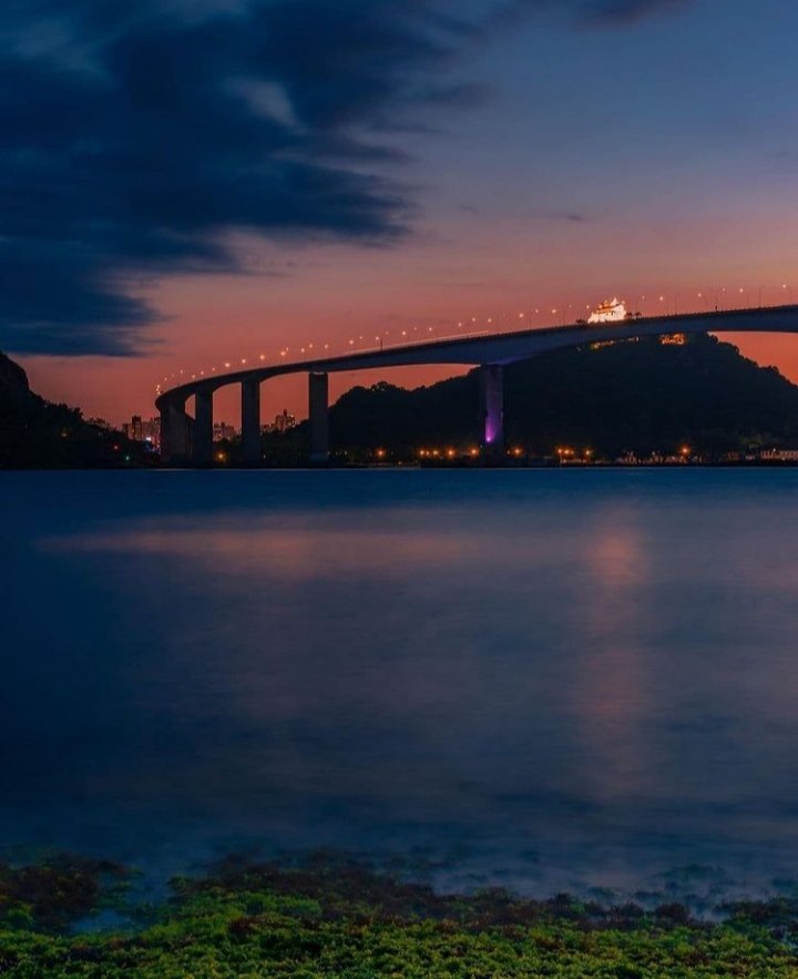 CEstamparia's tweet photo. Entardecer na terceira ponte do ângulo da Ilha do boi, Vitória ES.

#DomingoDetremuraSDV https://t.co/1Kawr3AVFt