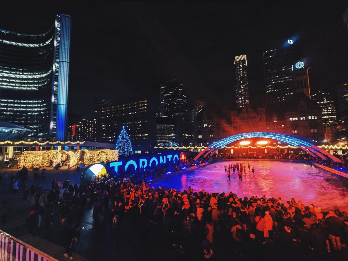 culture_to's tweet photo. Skating season is here! The opening day of #CavalcadeOfLights welcomed pop-up skating performances by @lepatinlibre, national ice-skating champions and world bronze medalists @PiperGilles &amp; @PaulDPoirier and the Trinity Synchronized skating team. ⛸️ https://t.co/INVRQ62QDH https://t.co/laBzK2JDUY