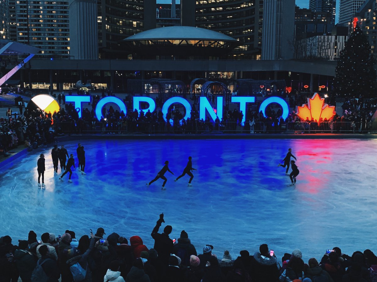 culture_to's tweet photo. Skating season is here! The opening day of #CavalcadeOfLights welcomed pop-up skating performances by @lepatinlibre, national ice-skating champions and world bronze medalists @PiperGilles &amp; @PaulDPoirier and the Trinity Synchronized skating team. ⛸️ https://t.co/INVRQ62QDH https://t.co/laBzK2JDUY
