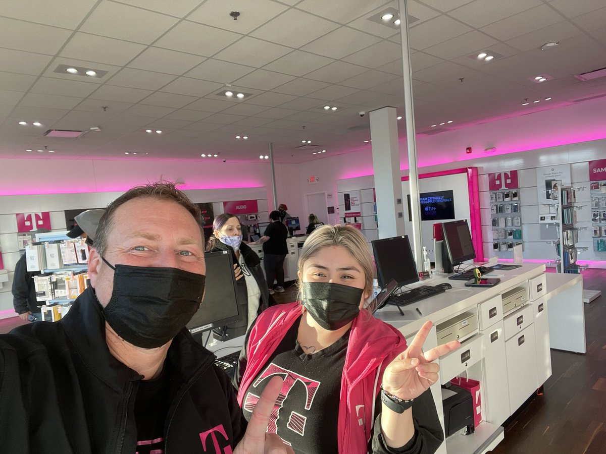 Another great day in the books 📖 🏆
Love seeing <a href="/TCCMobile/">TCC Wireless</a> rocked the floor 🔊🕺
The teams at Glen Ellyn &amp; Villa Park were on 🔥 today with the best customer experiences and energy!!! Thanks for all you do! 🤗