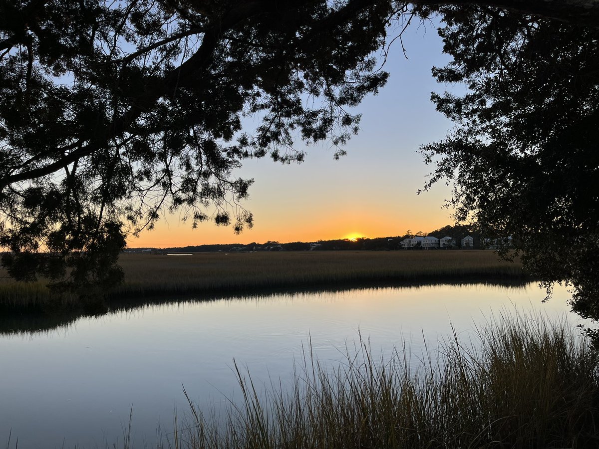 mrspennaela's tweet photo. Sunsets over the Marsh are a mood. #gratefulthankfulblessed #marshview #November https://t.co/JiQFZUYTAg
