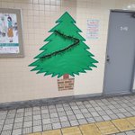 予算がなかった？悲しすぎるクリスマスツリーが発見される!