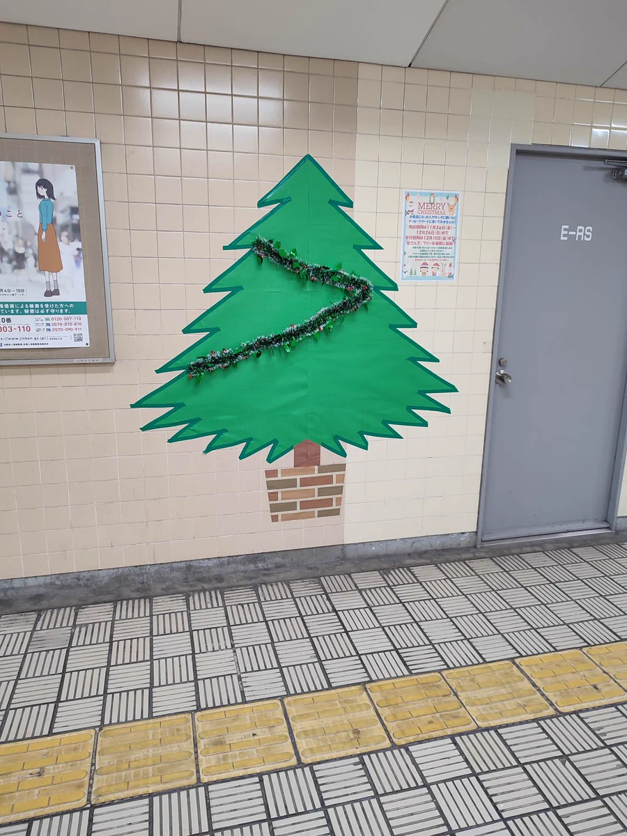予算がなかった？悲しすぎるクリスマスツリーが発見されるwww