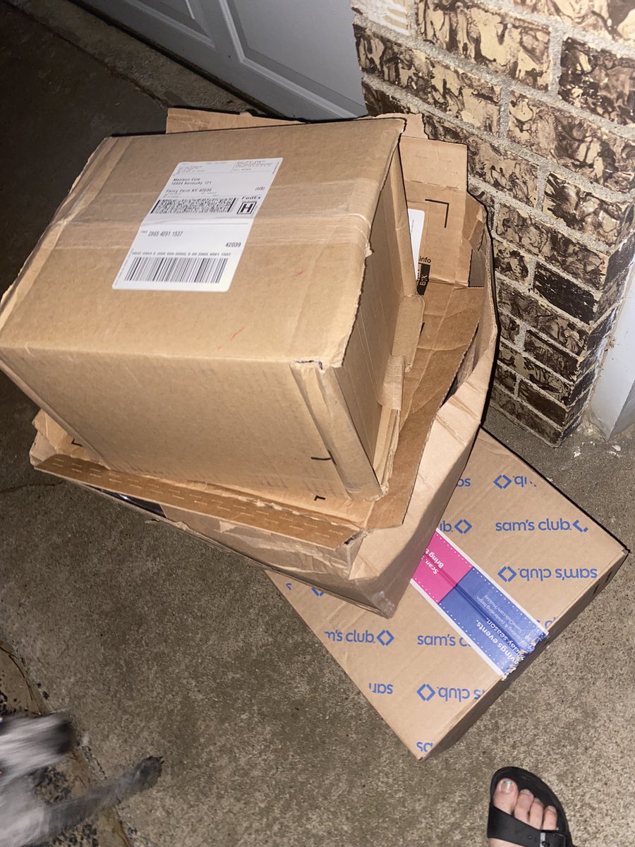 madisonec91's tweet photo. If I could choose to never have a package delivered by @FedEx  it would be amazing. #alwayssomething #howdoesthishappen https://t.co/QSXdLXAMPx