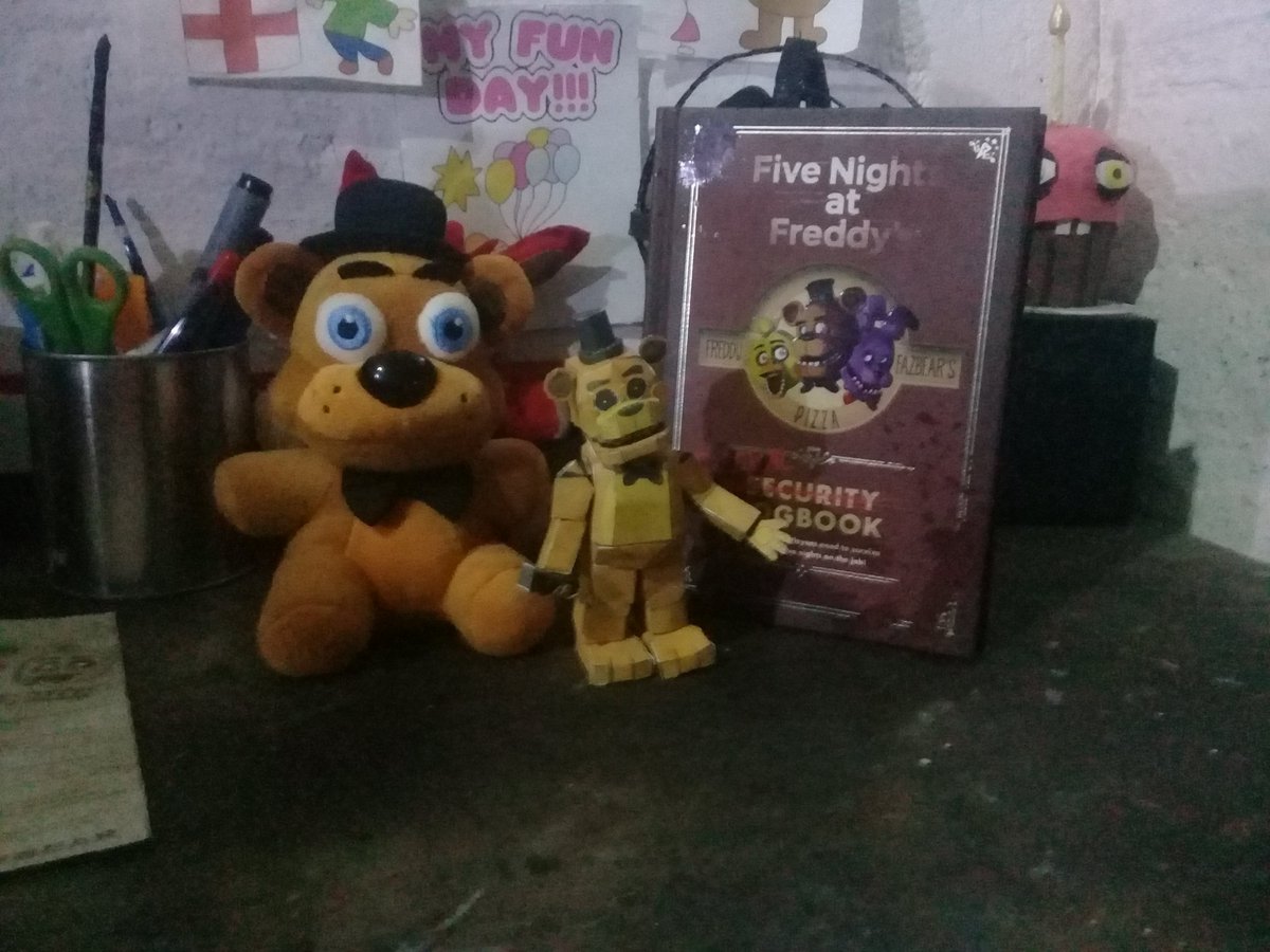 Pablo_2007_Fer's tweet photo. Asi es señores hoy mismo ternine el papercraft de #GoldenFreddy #FNaFPF #fnaffanart #FNaF https://t.co/eXuG75CkQ3