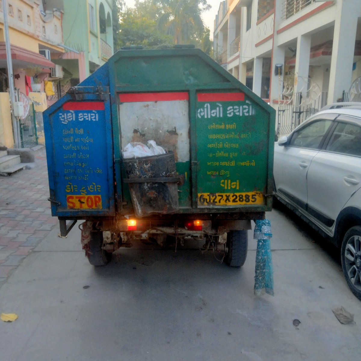 nick_mr_perfect's tweet image. @AmdavadAMC @AMC_Complaints @Mukeshias @HiteshBarotBJP @CMOGuj @KiritParmarBJP @InfoGujarat #amc #ahmedabadmunicipal #amccomplaint #municipal Teach them to beahve Properly with women's, Vehicle num Gj 27 X 2885, Municipal corporation Door to door Garbage collection Vehicle