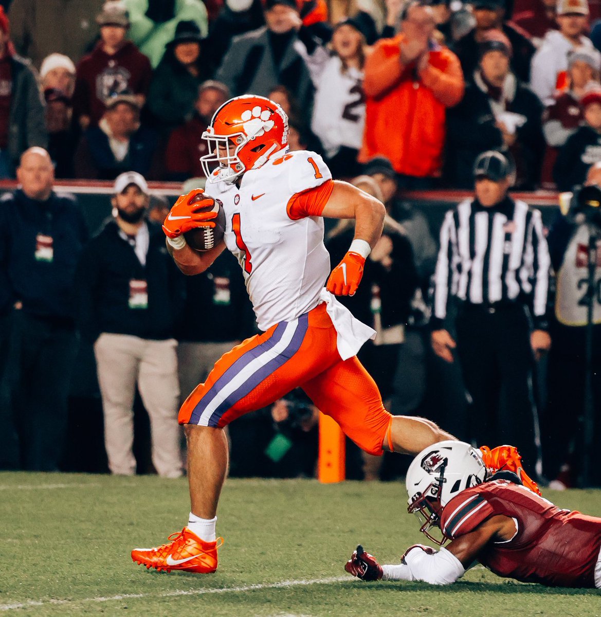 CFBKings's tweet photo. #23 Clemson stifles rival South Carolina in a 30-0 rout.
The Tigers defeat the Gamecocks for a 7th consecutive year, and shut them out for the 21st time in series history.
#CLEMvsSC https://t.co/Plo8DTrLe0